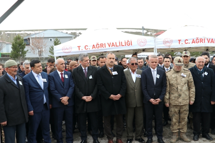 Şehit infaz koruma memuru Cengiz Yiğit, mezarı başında anıldı