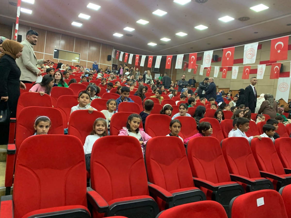 Ağrı'da köy çocukları sinema ve Millet Bahçesi keyfi yaşadı